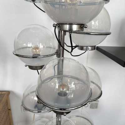 Rare, tall, Space Age-style floor lamp from the Italian manufacturer Candle, made of chrome-plated metal and white smoked glass globes. Renowned manufacturers include Fontana Arte, Sarfatti, Artemide, Arredoluce, Sciolari, Reggiani, Arlus, Stilnovo, Angelo Lelii Esperia, and Hollywood Regency.