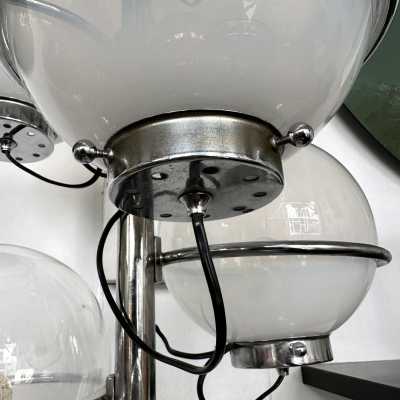 Rare, tall, Space Age-style floor lamp from the Italian manufacturer Candle, made of chrome-plated metal and white smoked glass globes. Renowned manufacturers include Fontana Arte, Sarfatti, Artemide, Arredoluce, Sciolari, Reggiani, Arlus, Stilnovo, Angelo Lelii Esperia, and Hollywood Regency.