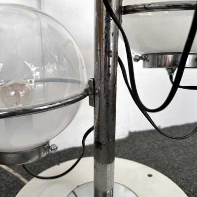 Rare, tall, Space Age-style floor lamp from the Italian manufacturer Candle, made of chrome-plated metal and white smoked glass globes. Renowned manufacturers include Fontana Arte, Sarfatti, Artemide, Arredoluce, Sciolari, Reggiani, Arlus, Stilnovo, Angelo Lelii Esperia, and Hollywood Regency.