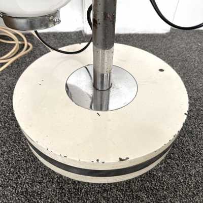 Rare, tall, Space Age-style floor lamp from the Italian manufacturer Candle, made of chrome-plated metal and white smoked glass globes. Renowned manufacturers include Fontana Arte, Sarfatti, Artemide, Arredoluce, Sciolari, Reggiani, Arlus, Stilnovo, Angelo Lelii Esperia, and Hollywood Regency.