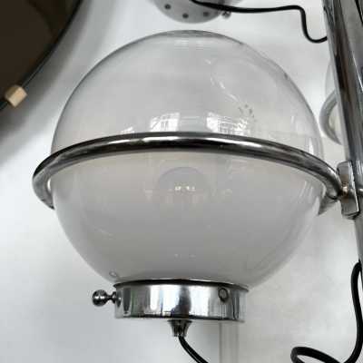 Rare, tall, Space Age-style floor lamp from the Italian manufacturer Candle, made of chrome-plated metal and white smoked glass globes. Renowned manufacturers include Fontana Arte, Sarfatti, Artemide, Arredoluce, Sciolari, Reggiani, Arlus, Stilnovo, Angelo Lelii Esperia, and Hollywood Regency.