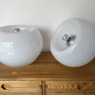 Pair of Space Age style Vacuna table, bedside or floor lamps in smoked white blown Murano glass, created by the Italian designer Eleanore Peduzzi-Riva for Artemide, late 1960s, produced in 1968 and produced in the 1970s. Double-position concave glass. Renowned manufacturers: Venini, Veronese, La Murrina, Aldo Carlo Nason for Mazzega, Stilnovo, Joe Colombo, Arteluce, Arredoluce, Lumi, Luci, Rggiani, Sciolari, Werner Pantone, Luigi Colani, Raak, Angelo Lelii, Angelo