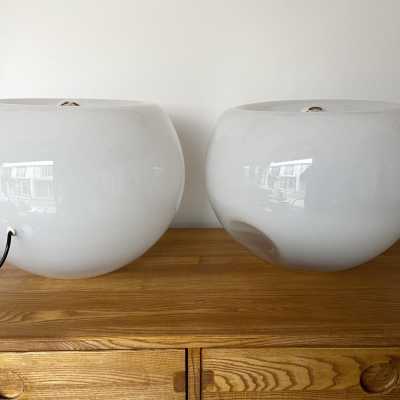 Pair of Space Age style Vacuna table, bedside or floor lamps in smoked white blown Murano glass, created by the Italian designer Eleanore Peduzzi-Riva for Artemide, late 1960s, produced in 1968 and produced in the 1970s. Double-position concave glass. Renowned manufacturers: Venini, Veronese, La Murrina, Aldo Carlo Nason for Mazzega, Stilnovo, Joe Colombo, Arteluce, Arredoluce, Lumi, Luci, Rggiani, Sciolari, Werner Pantone, Luigi Colani, Raak, Angelo Lelii, Angelo