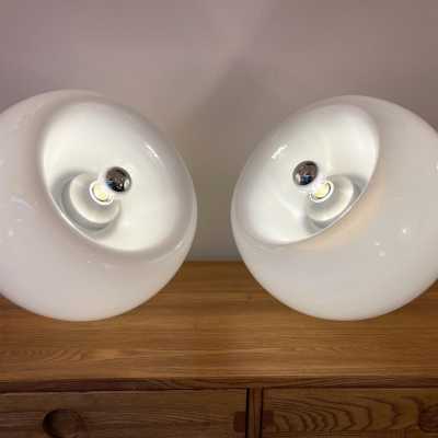 Pair of Space Age style Vacuna table, bedside or floor lamps in smoked white blown Murano glass, created by the Italian designer Eleanore Peduzzi-Riva for Artemide, late 1960s, produced in 1968 and produced in the 1970s. Double-position concave glass. Renowned manufacturers: Venini, Veronese, La Murrina, Aldo Carlo Nason for Mazzega, Stilnovo, Joe Colombo, Arteluce, Arredoluce, Lumi, Luci, Rggiani, Sciolari, Werner Pantone, Luigi Colani, Raak, Angelo Lelii, Angelo