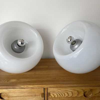 Pair of Space Age style Vacuna table, bedside or floor lamps in smoked white blown Murano glass, created by the Italian designer Eleanore Peduzzi-Riva for Artemide, late 1960s, produced in 1968 and produced in the 1970s. Double-position concave glass. Renowned manufacturers: Venini, Veronese, La Murrina, Aldo Carlo Nason for Mazzega, Stilnovo, Joe Colombo, Arteluce, Arredoluce, Lumi, Luci, Rggiani, Sciolari, Werner Pantone, Luigi Colani, Raak, Angelo Lelii, Angelo