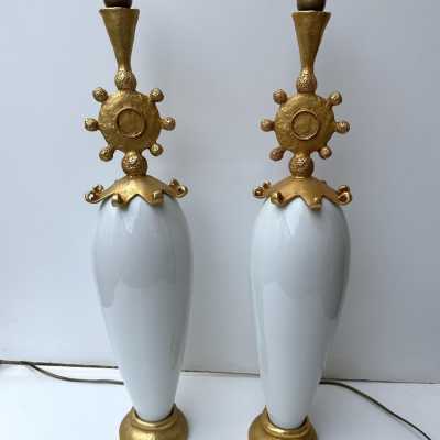 Rare paire de lampes de table ou de chevet Soleil en métal doré, effet bronze et terre cuite de porcelaine blanche, par Pierre Casenove pour Fondica. Signée Casenove et estampillée Fondica sur la base. Artistes célèbres ayant travaillé pour la manufacture, tels que Mathias, Stéphane Galerneau et Nicolas Dewael. Dans le style de Garouste et Bonetti, Giacometti, Maison Jansen, Baguès, Charles et Hollywood Regency.
