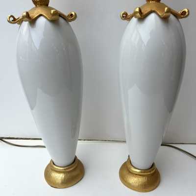 Rare paire de lampes de table ou de chevet Soleil en métal doré, effet bronze et terre cuite de porcelaine blanche, par Pierre Casenove pour Fondica. Signée Casenove et estampillée Fondica sur la base. Artistes célèbres ayant travaillé pour la manufacture, tels que Mathias, Stéphane Galerneau et Nicolas Dewael. Dans le style de Garouste et Bonetti, Giacometti, Maison Jansen, Baguès, Charles et Hollywood Regency.