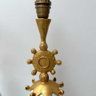 Rare paire de lampes de table ou de chevet Soleil en métal doré, effet bronze et terre cuite de porcelaine blanche, par Pierre Casenove pour Fondica. Signée Casenove et estampillée Fondica sur la base. Artistes célèbres ayant travaillé pour la manufacture, tels que Mathias, Stéphane Galerneau et Nicolas Dewael. Dans le style de Garouste et Bonetti, Giacometti, Maison Jansen, Baguès, Charles et Hollywood Regency.