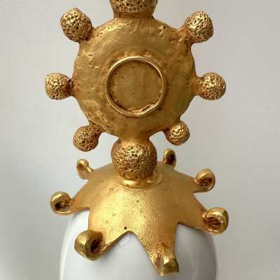 Rare paire de lampes de table ou de chevet Soleil en métal doré, effet bronze et terre cuite de porcelaine blanche, par Pierre Casenove pour Fondica. Signée Casenove et estampillée Fondica sur la base. Artistes célèbres ayant travaillé pour la manufacture, tels que Mathias, Stéphane Galerneau et Nicolas Dewael. Dans le style de Garouste et Bonetti, Giacometti, Maison Jansen, Baguès, Charles et Hollywood Regency.