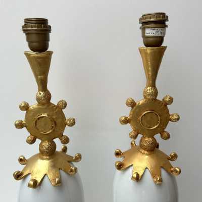 Rare paire de lampes de table ou de chevet Soleil en métal doré, effet bronze et terre cuite de porcelaine blanche, par Pierre Casenove pour Fondica. Signée Casenove et estampillée Fondica sur la base. Artistes célèbres ayant travaillé pour la manufacture, tels que Mathias, Stéphane Galerneau et Nicolas Dewael. Dans le style de Garouste et Bonetti, Giacometti, Maison Jansen, Baguès, Charles et Hollywood Regency.