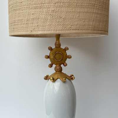 Rare paire de lampes de table ou de chevet Soleil en métal doré, effet bronze et terre cuite de porcelaine blanche, par Pierre Casenove pour Fondica. Signée Casenove et estampillée Fondica sur la base. Artistes célèbres ayant travaillé pour la manufacture, tels que Mathias, Stéphane Galerneau et Nicolas Dewael. Dans le style de Garouste et Bonetti, Giacometti, Maison Jansen, Baguès, Charles et Hollywood Regency.