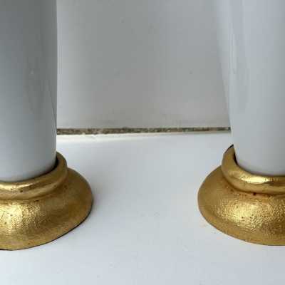 Rare paire de lampes de table ou de chevet Soleil en métal doré, effet bronze et terre cuite de porcelaine blanche, par Pierre Casenove pour Fondica. Signée Casenove et estampillée Fondica sur la base. Artistes célèbres ayant travaillé pour la manufacture, tels que Mathias, Stéphane Galerneau et Nicolas Dewael. Dans le style de Garouste et Bonetti, Giacometti, Maison Jansen, Baguès, Charles et Hollywood Regency.