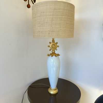 Rare paire de lampes de table ou de chevet Soleil en métal doré, effet bronze et terre cuite de porcelaine blanche, par Pierre Casenove pour Fondica. Signée Casenove et estampillée Fondica sur la base. Artistes célèbres ayant travaillé pour la manufacture, tels que Mathias, Stéphane Galerneau et Nicolas Dewael. Dans le style de Garouste et Bonetti, Giacometti, Maison Jansen, Baguès, Charles et Hollywood Regency.