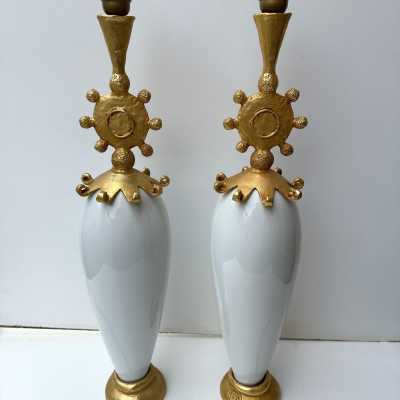 Rare paire de lampes de table ou de chevet Soleil en métal doré, effet bronze et terre cuite de porcelaine blanche, par Pierre Casenove pour Fondica. Signée Casenove et estampillée Fondica sur la base. Artistes célèbres ayant travaillé pour la manufacture, tels que Mathias, Stéphane Galerneau et Nicolas Dewael. Dans le style de Garouste et Bonetti, Giacometti, Maison Jansen, Baguès, Charles et Hollywood Regency.