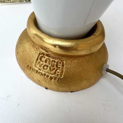 Rare paire de lampes de table ou de chevet Soleil en métal doré, effet bronze et terre cuite de porcelaine blanche, par Pierre Casenove pour Fondica. Signée Casenove et estampillée Fondica sur la base. Artistes célèbres ayant travaillé pour la manufacture, tels que Mathias, Stéphane Galerneau et Nicolas Dewael. Dans le style de Garouste et Bonetti, Giacometti, Maison Jansen, Baguès, Charles et Hollywood Regency.