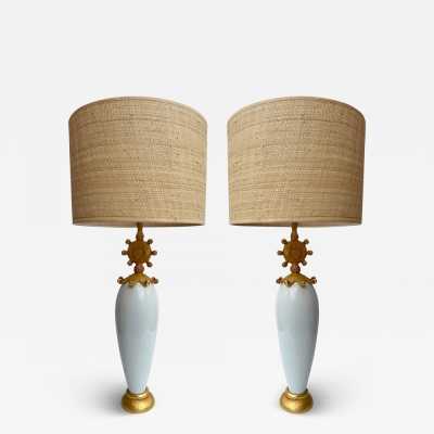 Rare paire de lampes de table ou de chevet Soleil en métal doré, effet bronze et terre cuite de porcelaine blanche, par Pierre Casenove pour Fondica. Signée Casenove et estampillée Fondica sur la base. Artistes célèbres ayant travaillé pour la manufacture, tels que Mathias, Stéphane Galerneau et Nicolas Dewael. Dans le style de Garouste et Bonetti, Giacometti, Maison Jansen, Baguès, Charles et Hollywood Regency.