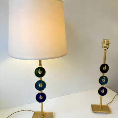 Pair of table or bedside lamps in gilded bronze-effect metal and enamel by Nicolas Dewael for Fondica. Signed Dewael. Famous artists who worked for the manufacturer, such as Pierre Casenove, Stéphane Galerneau and Mathias. Styles: Garouste and Bonetti, Giacometti, Maison Jansen, Baguès, Charles, Hollywood Regency, Mid-Century Modern and Brutalist style.