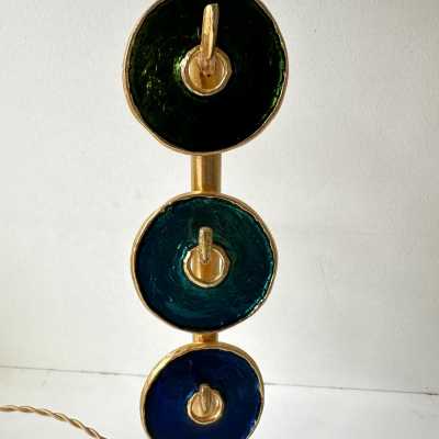 Pair of table or bedside lamps in gilded bronze-effect metal and enamel by Nicolas Dewael for Fondica. Signed Dewael. Famous artists who worked for the manufacturer, such as Pierre Casenove, Stéphane Galerneau and Mathias. Styles: Garouste and Bonetti, Giacometti, Maison Jansen, Baguès, Charles, Hollywood Regency, Mid-Century Modern and Brutalist style.