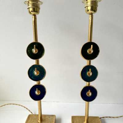 Pair of table or bedside lamps in gilded bronze-effect metal and enamel by Nicolas Dewael for Fondica. Signed Dewael. Famous artists who worked for the manufacturer, such as Pierre Casenove, Stéphane Galerneau and Mathias. Styles: Garouste and Bonetti, Giacometti, Maison Jansen, Baguès, Charles, Hollywood Regency, Mid-Century Modern and Brutalist style.