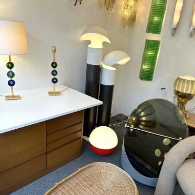 Pair of table or bedside lamps in gilded bronze-effect metal and enamel by Nicolas Dewael for Fondica. Signed Dewael. Famous artists who worked for the manufacturer, such as Pierre Casenove, Stéphane Galerneau and Mathias. Styles: Garouste and Bonetti, Giacometti, Maison Jansen, Baguès, Charles, Hollywood Regency, Mid-Century Modern and Brutalist style.