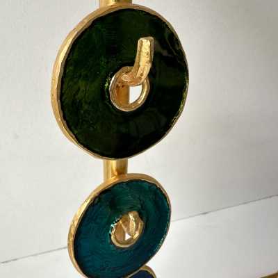 Pair of table or bedside lamps in gilded bronze-effect metal and enamel by Nicolas Dewael for Fondica. Signed Dewael. Famous artists who worked for the manufacturer, such as Pierre Casenove, Stéphane Galerneau and Mathias. Styles: Garouste and Bonetti, Giacometti, Maison Jansen, Baguès, Charles, Hollywood Regency, Mid-Century Modern and Brutalist style.