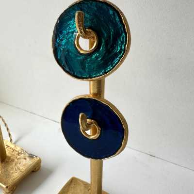 Pair of table or bedside lamps in gilded bronze-effect metal and enamel by Nicolas Dewael for Fondica. Signed Dewael. Famous artists who worked for the manufacturer, such as Pierre Casenove, Stéphane Galerneau and Mathias. Styles: Garouste and Bonetti, Giacometti, Maison Jansen, Baguès, Charles, Hollywood Regency, Mid-Century Modern and Brutalist style.