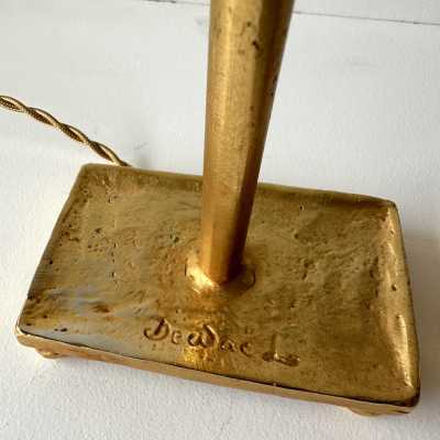 Pair of table or bedside lamps in gilded bronze-effect metal and enamel by Nicolas Dewael for Fondica. Signed Dewael. Famous artists who worked for the manufacturer, such as Pierre Casenove, Stéphane Galerneau and Mathias. Styles: Garouste and Bonetti, Giacometti, Maison Jansen, Baguès, Charles, Hollywood Regency, Mid-Century Modern and Brutalist style.