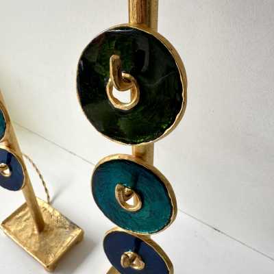 Pair of table or bedside lamps in gilded bronze-effect metal and enamel by Nicolas Dewael for Fondica. Signed Dewael. Famous artists who worked for the manufacturer, such as Pierre Casenove, Stéphane Galerneau and Mathias. Styles: Garouste and Bonetti, Giacometti, Maison Jansen, Baguès, Charles, Hollywood Regency, Mid-Century Modern and Brutalist style.