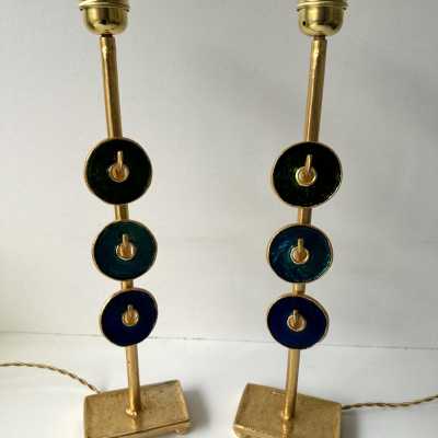 Pair of table or bedside lamps in gilded bronze-effect metal and enamel by Nicolas Dewael for Fondica. Signed Dewael. Famous artists who worked for the manufacturer, such as Pierre Casenove, Stéphane Galerneau and Mathias. Styles: Garouste and Bonetti, Giacometti, Maison Jansen, Baguès, Charles, Hollywood Regency, Mid-Century Modern and Brutalist style.