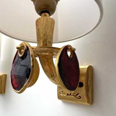 Pair of bronze-effect gilt metal and enamel sconces by Nicolas Dewael for Fondica. They come with their original special brass screws. Signed Dewael. Famous artists who worked for the factory, such as Pierre Casenove, Stéphane Galerneau, and Mathias. Styles: Garouste and Bonetti, Giacometti, Maison Jansen, Baguès, Charles, Hollywood Regency, Mid-Century Modernism, and Brutalist style.