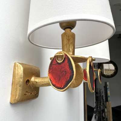 Pair of bronze-effect gilt metal and enamel sconces by Nicolas Dewael for Fondica. They come with their original special brass screws. Signed Dewael. Famous artists who worked for the factory, such as Pierre Casenove, Stéphane Galerneau, and Mathias. Styles: Garouste and Bonetti, Giacometti, Maison Jansen, Baguès, Charles, Hollywood Regency, Mid-Century Modernism, and Brutalist style.