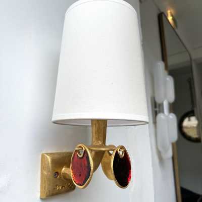 Pair of bronze-effect gilt metal and enamel sconces by Nicolas Dewael for Fondica. They come with their original special brass screws. Signed Dewael. Famous artists who worked for the factory, such as Pierre Casenove, Stéphane Galerneau, and Mathias. Styles: Garouste and Bonetti, Giacometti, Maison Jansen, Baguès, Charles, Hollywood Regency, Mid-Century Modernism, and Brutalist style.