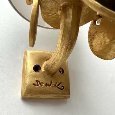 Pair of bronze-effect gilt metal and enamel sconces by Nicolas Dewael for Fondica. They come with their original special brass screws. Signed Dewael. Famous artists who worked for the factory, such as Pierre Casenove, Stéphane Galerneau, and Mathias. Styles: Garouste and Bonetti, Giacometti, Maison Jansen, Baguès, Charles, Hollywood Regency, Mid-Century Modernism, and Brutalist style.