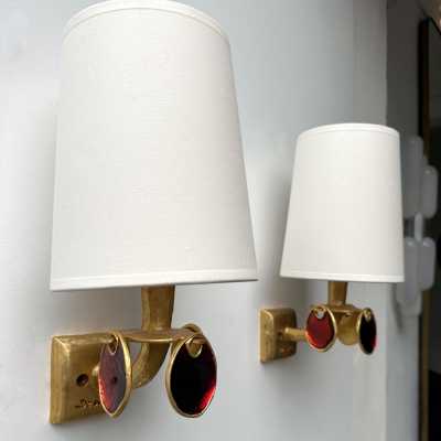 Pair of bronze-effect gilt metal and enamel sconces by Nicolas Dewael for Fondica. They come with their original special brass screws. Signed Dewael. Famous artists who worked for the factory, such as Pierre Casenove, Stéphane Galerneau, and Mathias. Styles: Garouste and Bonetti, Giacometti, Maison Jansen, Baguès, Charles, Hollywood Regency, Mid-Century Modernism, and Brutalist style.