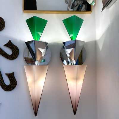 Rare pair of Wassily model wall lamps in chrome metal and pink and green Murano glass by designers Tihani and Mancini for the Italian manufacturer Foscarini. Famous manufacturing like Memphis Mid-Century Modern, Mazzega, Venini, Vistosi, Veronese, La Murrina, Aldo Carlo Nason, Stilnovo, Joe Colombo, Arteluce, Arredoluce, Lumi, Luci, Rggiani, Sciolari, Werner Pantone, Luigi Colani, Raak, Angelo Lelii, Angelo Brotto, Esperia, Francesco Bocola, Superstudio, Enrico Troncon