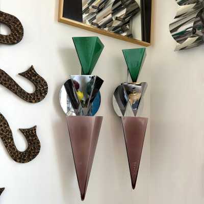 Rare pair of Wassily model wall lamps in chrome metal and pink and green Murano glass by designers Tihani and Mancini for the Italian manufacturer Foscarini. Famous manufacturing like Memphis Mid-Century Modern, Mazzega, Venini, Vistosi, Veronese, La Murrina, Aldo Carlo Nason, Stilnovo, Joe Colombo, Arteluce, Arredoluce, Lumi, Luci, Rggiani, Sciolari, Werner Pantone, Luigi Colani, Raak, Angelo Lelii, Angelo Brotto, Esperia, Francesco Bocola, Superstudio, Enrico Troncon
