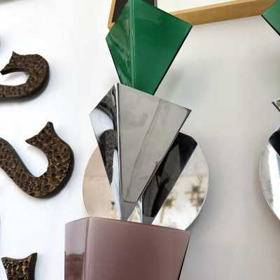 Rare pair of Wassily model wall lamps in chrome metal and pink and green Murano glass by designers Tihani and Mancini for the Italian manufacturer Foscarini. Famous manufacturing like Memphis Mid-Century Modern, Mazzega, Venini, Vistosi, Veronese, La Murrina, Aldo Carlo Nason, Stilnovo, Joe Colombo, Arteluce, Arredoluce, Lumi, Luci, Rggiani, Sciolari, Werner Pantone, Luigi Colani, Raak, Angelo Lelii, Angelo Brotto, Esperia, Francesco Bocola, Superstudio, Enrico Troncon