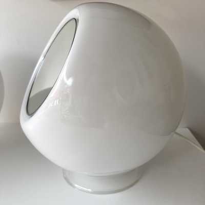 Pair of Mid-Century Modern Space Age style table or bedside lamps, Elios model, in smoked white blown Murano glass, chromed metal, mirror face and transparent lucite base, by Giusto Toso for the Italian publisher Leucos. Renowned manufacturers such as Venini, Veronese, La Murrina, Aldo Carlo Nason for Mazzega, Stilnovo, Joe Colombo, Arteluce, Arredoluce, Lumi, Luci, Rggiani, Sciolari, Werner Pantone, Luigi Colani, Raak, Angelo Lelii, Angelo Brotto, Esperia, Francesco Bocola, Superstudio, E