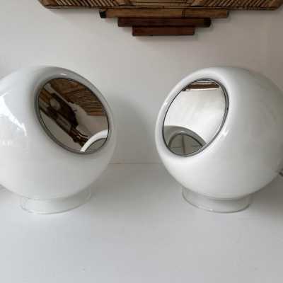 Pair of Mid-Century Modern Space Age style table or bedside lamps, Elios model, in smoked white blown Murano glass, chromed metal, mirror face and transparent lucite base, by Giusto Toso for the Italian publisher Leucos. Renowned manufacturers such as Venini, Veronese, La Murrina, Aldo Carlo Nason for Mazzega, Stilnovo, Joe Colombo, Arteluce, Arredoluce, Lumi, Luci, Rggiani, Sciolari, Werner Pantone, Luigi Colani, Raak, Angelo Lelii, Angelo Brotto, Esperia, Francesco Bocola, Superstudio, E