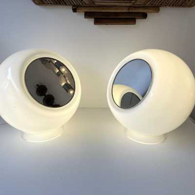 Pair of Mid-Century Modern Space Age style table or bedside lamps, Elios model, in smoked white blown Murano glass, chromed metal, mirror face and transparent lucite base, by Giusto Toso for the Italian publisher Leucos. Renowned manufacturers such as Venini, Veronese, La Murrina, Aldo Carlo Nason for Mazzega, Stilnovo, Joe Colombo, Arteluce, Arredoluce, Lumi, Luci, Rggiani, Sciolari, Werner Pantone, Luigi Colani, Raak, Angelo Lelii, Angelo Brotto, Esperia, Francesco Bocola, Superstudio, E