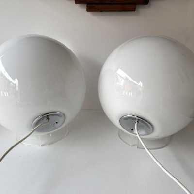 Pair of Mid-Century Modern Space Age style table or bedside lamps, Elios model, in smoked white blown Murano glass, chromed metal, mirror face and transparent lucite base, by Giusto Toso for the Italian publisher Leucos. Renowned manufacturers such as Venini, Veronese, La Murrina, Aldo Carlo Nason for Mazzega, Stilnovo, Joe Colombo, Arteluce, Arredoluce, Lumi, Luci, Rggiani, Sciolari, Werner Pantone, Luigi Colani, Raak, Angelo Lelii, Angelo Brotto, Esperia, Francesco Bocola, Superstudio, E