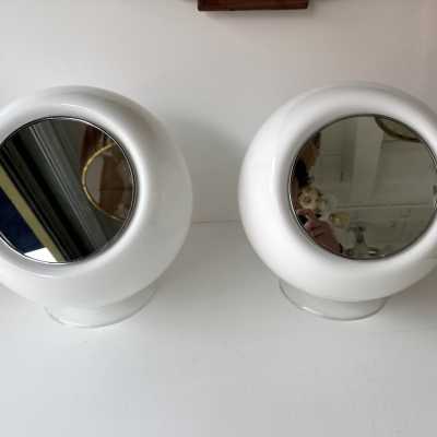 Pair of Mid-Century Modern Space Age style table or bedside lamps, Elios model, in smoked white blown Murano glass, chromed metal, mirror face and transparent lucite base, by Giusto Toso for the Italian publisher Leucos. Renowned manufacturers such as Venini, Veronese, La Murrina, Aldo Carlo Nason for Mazzega, Stilnovo, Joe Colombo, Arteluce, Arredoluce, Lumi, Luci, Rggiani, Sciolari, Werner Pantone, Luigi Colani, Raak, Angelo Lelii, Angelo Brotto, Esperia, Francesco Bocola, Superstudio, E