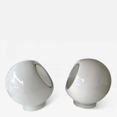 Pair of Mid-Century Modern Space Age style table or bedside lamps, Elios model, in smoked white blown Murano glass, chromed metal, mirror face and transparent lucite base, by Giusto Toso for the Italian publisher Leucos. Renowned manufacturers such as Venini, Veronese, La Murrina, Aldo Carlo Nason for Mazzega, Stilnovo, Joe Colombo, Arteluce, Arredoluce, Lumi, Luci, Rggiani, Sciolari, Werner Pantone, Luigi Colani, Raak, Angelo Lelii, Angelo Brotto, Esperia, Francesco Bocola, Superstudio, E