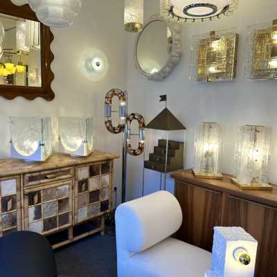 Pair of Mid-Century Modern Space Age table lamps in opalescent sky blue textured Murano glass blade and white lacquered metal base by the Leucos factory. Famous Italian design like Venini, Vistosi, La Murrina, Aldo Carlo Nason for Mazzega, Stilnovo, Joe Colombo, Arteluce, Arredoluce, Lumi, Luci, Rggiani, Sciolari, Werner Pantone, Luigi Colani, Raak, Angelo Lelii, Angelo Brotto, Esperia, Francesco Bocola, Superstudio, Enrico Tronconi, Mario Bellini, Harvey Guzzini, Luigi Massoni, Martinelli, P