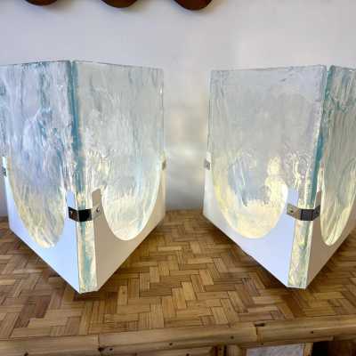 Pair of Mid-Century Modern Space Age table lamps in opalescent sky blue textured Murano glass blade and white lacquered metal base by the Leucos factory. Famous Italian design like Venini, Vistosi, La Murrina, Aldo Carlo Nason for Mazzega, Stilnovo, Joe Colombo, Arteluce, Arredoluce, Lumi, Luci, Rggiani, Sciolari, Werner Pantone, Luigi Colani, Raak, Angelo Lelii, Angelo Brotto, Esperia, Francesco Bocola, Superstudio, Enrico Tronconi, Mario Bellini, Harvey Guzzini, Luigi Massoni, Martinelli, P