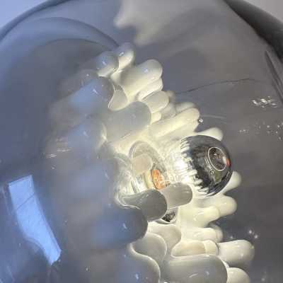 Lampe de table moderne du milieu du siècle en verre de Murano soufflé blanc fumé, métal chromé et base en plexiglas transparent, par l'éditeur italien de design Leucos. Des fabricants renommés tels que Venini, Veronese, La Murrina, Aldo Carlo Nason pour Mazzega, Stilnovo, Joe Colombo, Arteluce, Arredoluce, Lumi, Luci, Rggiani, Sciolari, Werner Pantone, Luigi Colani, Raak, Angelo Lelii, Angelo Brotto, Esperia, Francesco Bocola, Superstudio, Enrico Tronconi et Pierre Cardin.