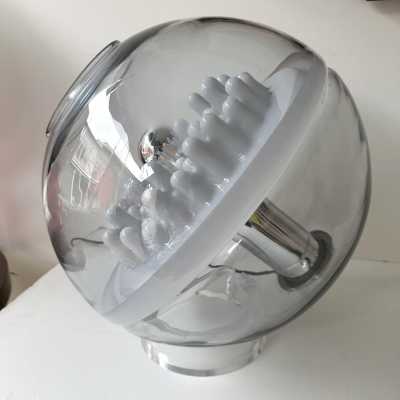 Lampe de table moderne du milieu du siècle en verre de Murano soufflé blanc fumé, métal chromé et base en plexiglas transparent, par l'éditeur italien de design Leucos. Des fabricants renommés tels que Venini, Veronese, La Murrina, Aldo Carlo Nason pour Mazzega, Stilnovo, Joe Colombo, Arteluce, Arredoluce, Lumi, Luci, Rggiani, Sciolari, Werner Pantone, Luigi Colani, Raak, Angelo Lelii, Angelo Brotto, Esperia, Francesco Bocola, Superstudio, Enrico Tronconi et Pierre Cardin.