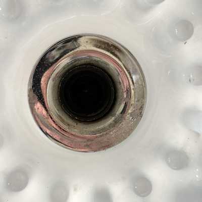 Lampe de table moderne du milieu du siècle en verre de Murano soufflé blanc fumé, métal chromé et base en plexiglas transparent, par l'éditeur italien de design Leucos. Des fabricants renommés tels que Venini, Veronese, La Murrina, Aldo Carlo Nason pour Mazzega, Stilnovo, Joe Colombo, Arteluce, Arredoluce, Lumi, Luci, Rggiani, Sciolari, Werner Pantone, Luigi Colani, Raak, Angelo Lelii, Angelo Brotto, Esperia, Francesco Bocola, Superstudio, Enrico Tronconi et Pierre Cardin.