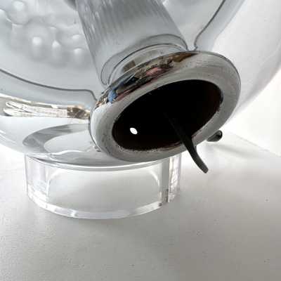 Lampe de table moderne du milieu du siècle en verre de Murano soufflé blanc fumé, métal chromé et base en plexiglas transparent, par l'éditeur italien de design Leucos. Des fabricants renommés tels que Venini, Veronese, La Murrina, Aldo Carlo Nason pour Mazzega, Stilnovo, Joe Colombo, Arteluce, Arredoluce, Lumi, Luci, Rggiani, Sciolari, Werner Pantone, Luigi Colani, Raak, Angelo Lelii, Angelo Brotto, Esperia, Francesco Bocola, Superstudio, Enrico Tronconi et Pierre Cardin.