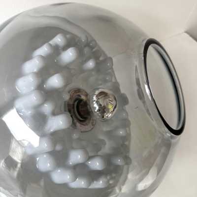 Lampe de table moderne du milieu du siècle en verre de Murano soufflé blanc fumé, métal chromé et base en plexiglas transparent, par l'éditeur italien de design Leucos. Des fabricants renommés tels que Venini, Veronese, La Murrina, Aldo Carlo Nason pour Mazzega, Stilnovo, Joe Colombo, Arteluce, Arredoluce, Lumi, Luci, Rggiani, Sciolari, Werner Pantone, Luigi Colani, Raak, Angelo Lelii, Angelo Brotto, Esperia, Francesco Bocola, Superstudio, Enrico Tronconi et Pierre Cardin.